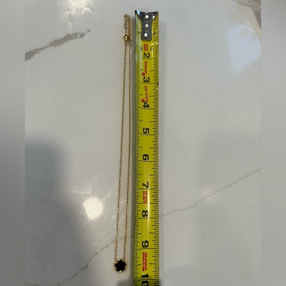 18k gold plated delicate clover necklace - Picture 3 of 3